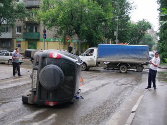 В центре Саратова из-за ДТП перевернулся автомобиль