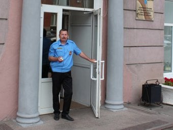 Охранник-«националист» администрации Саратова устроил конфликт с журналистом у входа в мэрию
