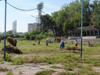 Стадион «Сокол» расчищали от мусора чиновники, спортсмены и местные жители