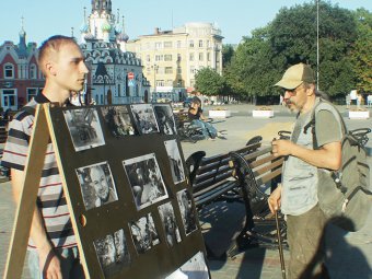 У саратовской консерватории прошел одиночный пикет в память о погибших в московском метро
