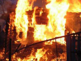 Ночной пожар в Ртищеве уничтожил большой жилой дом