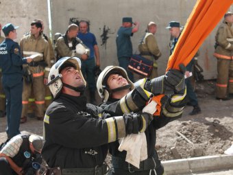Саратовские пожарные учились с помощью «чулка» эвакуировать пострадавших из высотки 