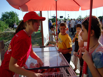 В честь праздника Ураза-Байрам саратовцев угощали бесплатным мороженым