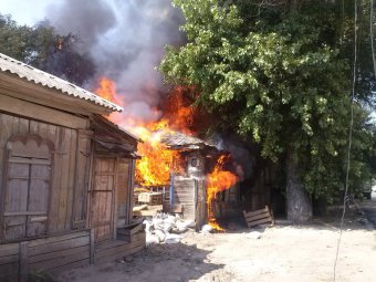 В центре Саратова горят два деревянных дома