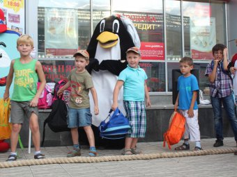 Саратовские школьники соревновались в метании портфелей