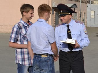 Начальник саратовской полиции наградил двух школьников за помощь в поимке грабительницы