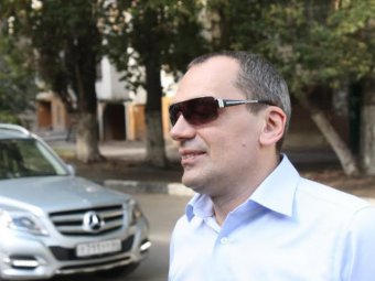 Суд отложил начало процесса по делу Александра Суркова