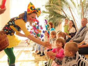 Детям украинских беженцев устроили праздник с клоунами