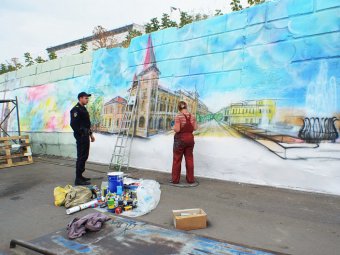 Ко Дню города уличные художники начали расписывать стену на новой набережной