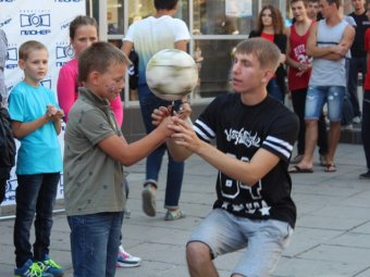 На проспекте Кирова горожан учили битбоксу и футбольному фристайлу