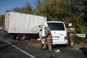 На трассе Тамбов-Саратов грузовой автомобиль врезался в микроавтобус с детьми