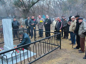 Гражданские активисты Саратова возложили цветы к памятнику жертвам политических репрессий