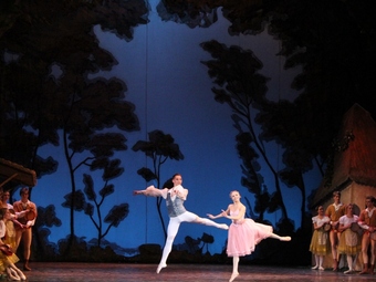 Мировые звезды на сцене саратовского театра исполнили балет «Жизель»