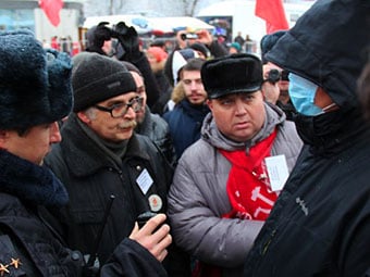 Митинг оппозиции отметился небольшой стычкой между одним из участников и полицейским