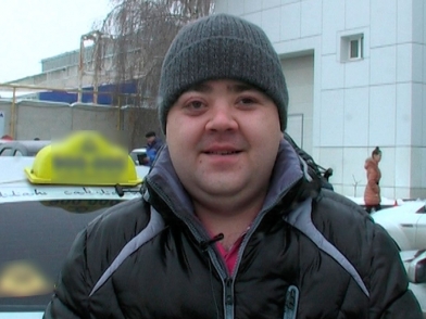 Полицейские наградили саратовского таксиста за помощь в задержании грабителя