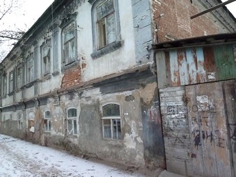 Прокурор обязал саратовских чиновников переселить четыре семьи из аварийного жилья