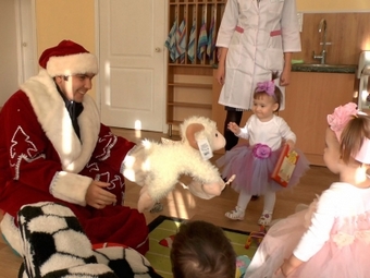 К воспитанникам саратовского «Дома ребенка» пришел полицейский Дед Мороз