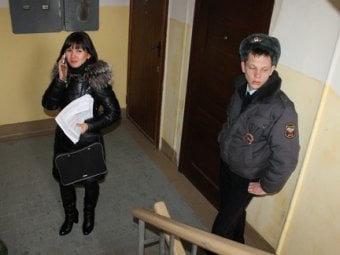 Переговоры судебных представителей с экологом Ольгой Пицуновой у двери её квартиры длятся более часа