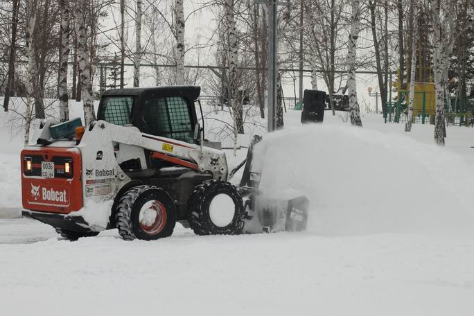 Сегодня ночью в Саратове снег будут убирать 160 машин