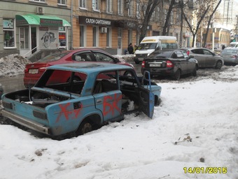 За месяц каркас автомобиля так и не убрали с центральной улицы Саратова