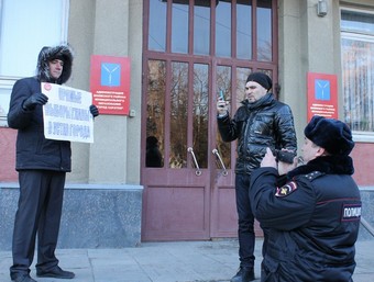 Коммунист на пикете требует прямых выборов главы Саратова
