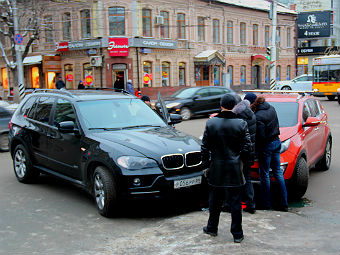 В ДТП на Московской и Чапаева принял участие автомобиль BMW X5. Образовалась пробка 