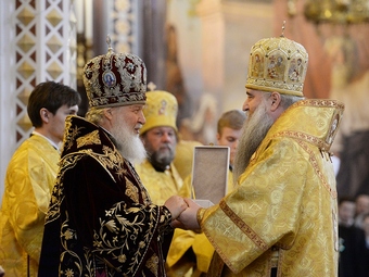 Патриарх Кирилл наградил митрополита Лонгина в память о своем визите в Саратовскую область