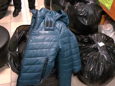 Полицейские изъяли из саратовского магазина 450 единиц поддельной спортивной одежды