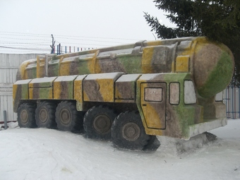 В Омской колонии заключенные вылепили из снега «Тополь М» и Т-34