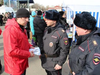 На Театральной площади коммунисты в сопровождении полицейских раздают листовки с призывом отставки Радаева