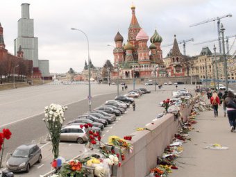 На Большом Москворецком мосту проходит «Минута Немолчания» в память о Борисе Немцове