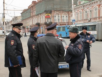 «Минута Немолчания». В центре Саратова полицейский автомобиль проследовал за оппозиционерами на иномарках