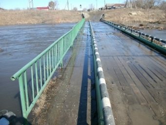 В Аткарске из-за разлива Медведицы 35 метров моста снова ушли под воду