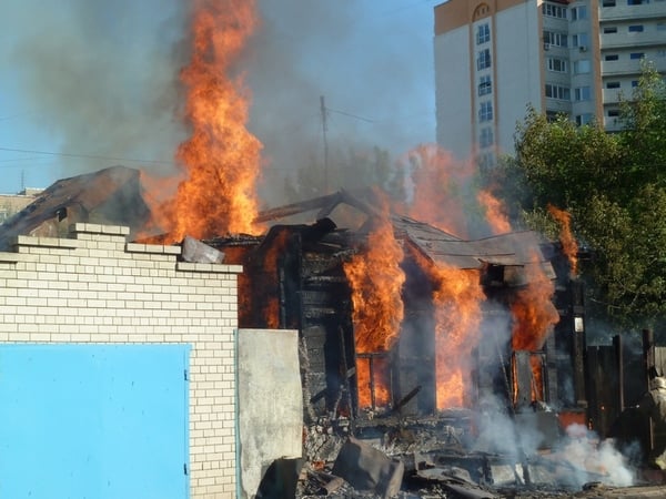 В Энгельсе крупный пожар в центре города уничтожил частный дом