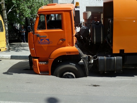 В центре Саратова чистивший улицы КамАЗ провалился под землю. Фото