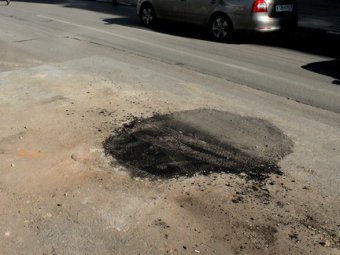 Рабочие заасфальтировали «губернаторскую» яму на улице Сакко и Ванцетти