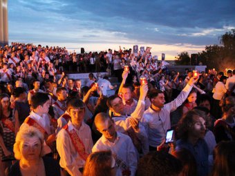 Три тысячи саратовских выпускников почтили память погибших ровесников