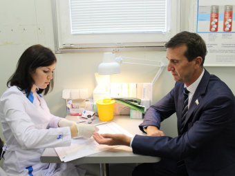 Министр здравоохранения области своим примером призвал жителей пройти экспресс-анализ на диабет