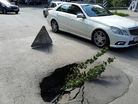 Ответственный за саратовские дороги чиновник назвал ремонт «губернаторской» ямы «мартышкиным трудом»