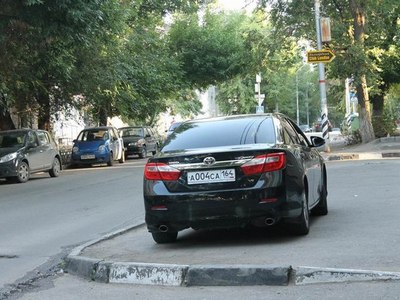 Автомобиль члена правительства «поймали» на нарушении правил парковки