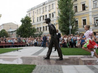В Саратове открыли скульптурную композицию, посвященную Олегу Табакову. Фото
