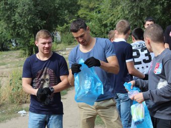 Артем Чеботарев со своей командой присоединился к городскому субботнику