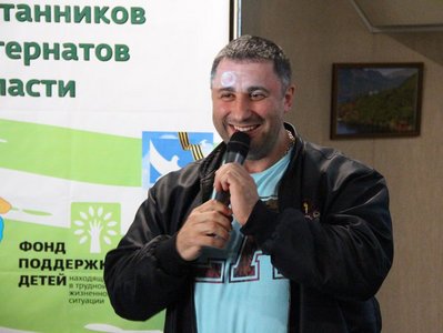 Силач Вячеслав Максюта сорвал шквал аплодисментов на форуме выпускников и воспитанников детских домов