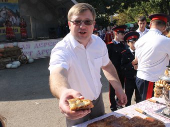 На «Казачьих кренделях» Денис Фадеев угощал саратовцев пирогами