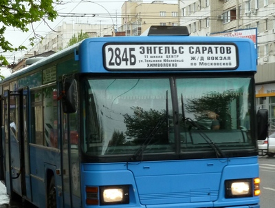 В Энгельсе автобус с пассажирами врезался в столб после столкновения с иномаркой