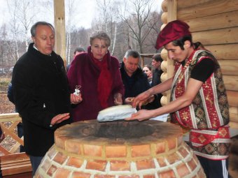 Валерий Радаев попробовал хлеб из первого намолота муки мельницы села Лох