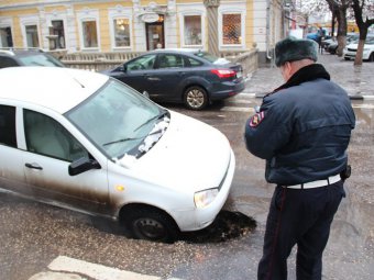 В центре Саратова автомобиль провалился в яму на дороге 