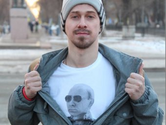 Прохожий с Путиным на футболке назвал выступление саратовских оппозиционеров «позором»