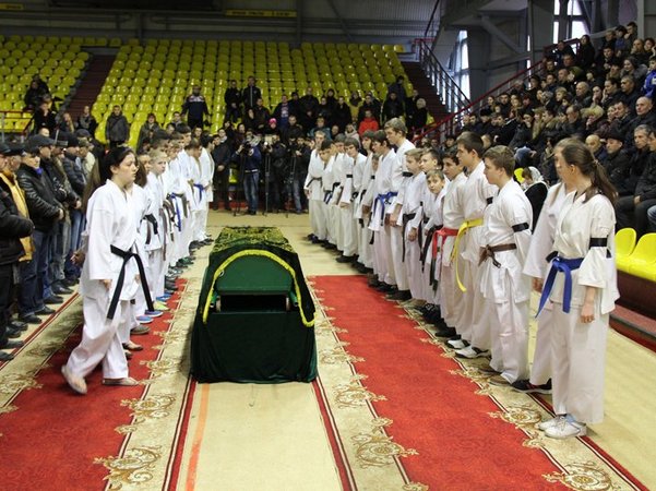 В Саратове проходит церемония прощания с убитым тренером по каратэ Азаматом Нормановым