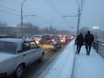 Снегопад снова вызвал масштабные пробки в региональном центре